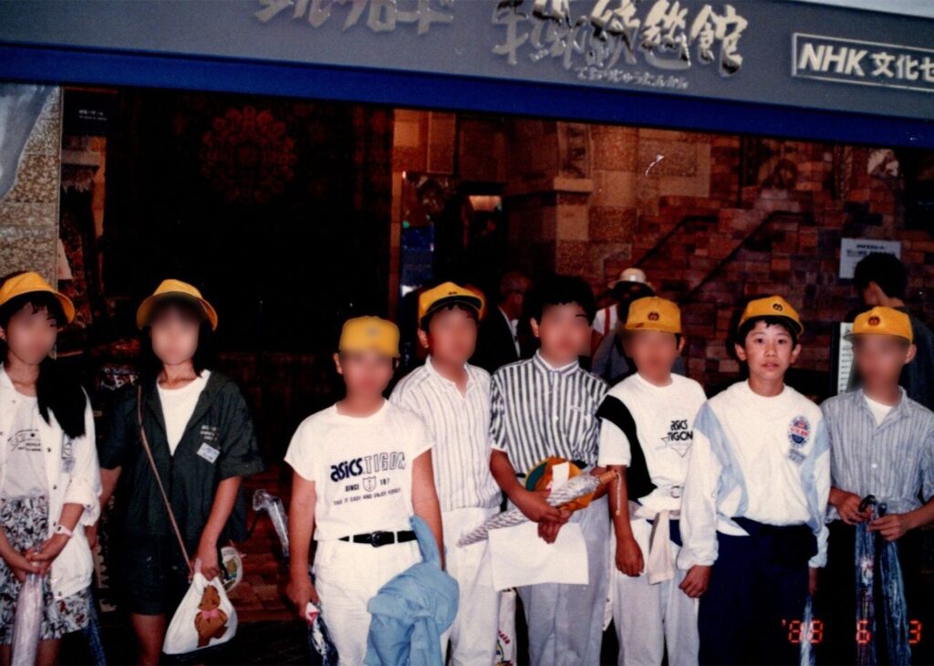 小学生の頃の自分の集合写真（姿勢が悪かった時期）