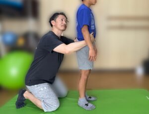 小学生の姿勢チェック（横から）｜猫背・スマホ首の確認